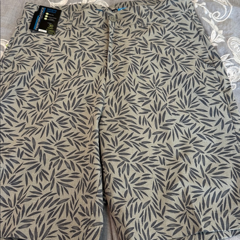 NWT Men’s Performance Roundtree & Yorke Gray Leaf Pattern Shorts size 30.